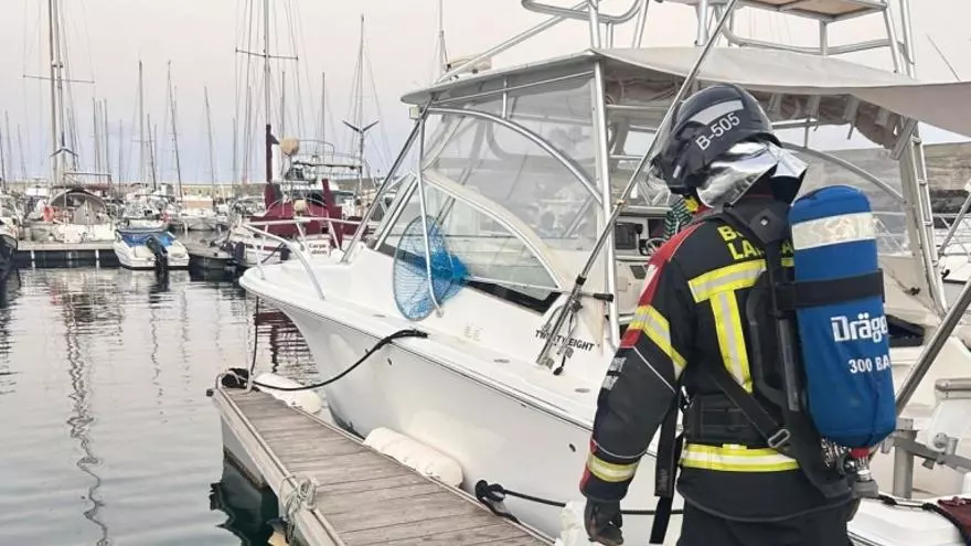 Ein Freizeitboot explodiert und hinterlässt zwei Verletzte